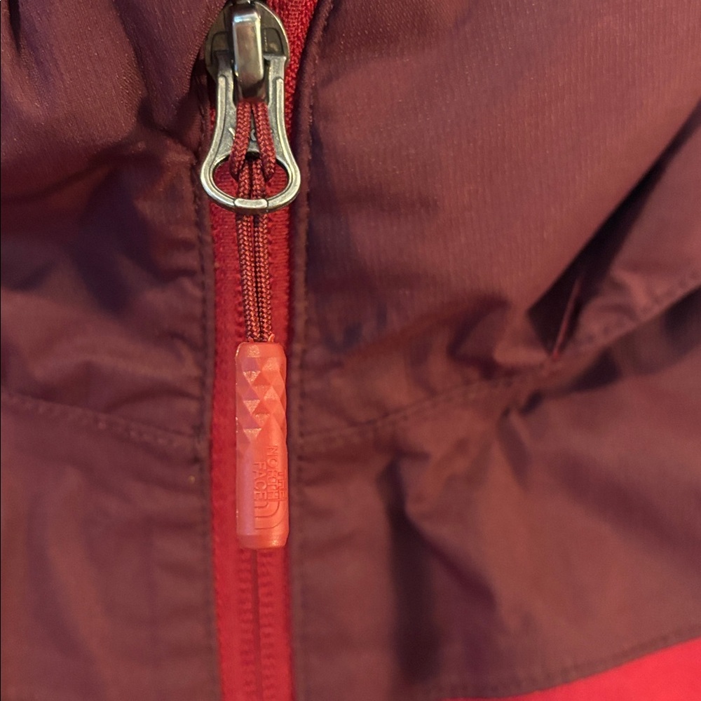 The North Face raincoat rain jacket women’s size medium burgundy maroon gorpcore - Picture 3 of 7